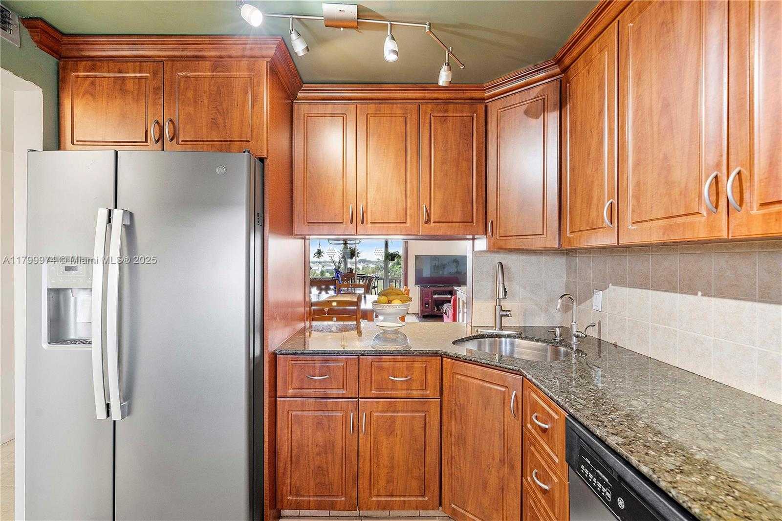 Small Image of 4800 HILLCREST LN #503, Hollywood Number 8