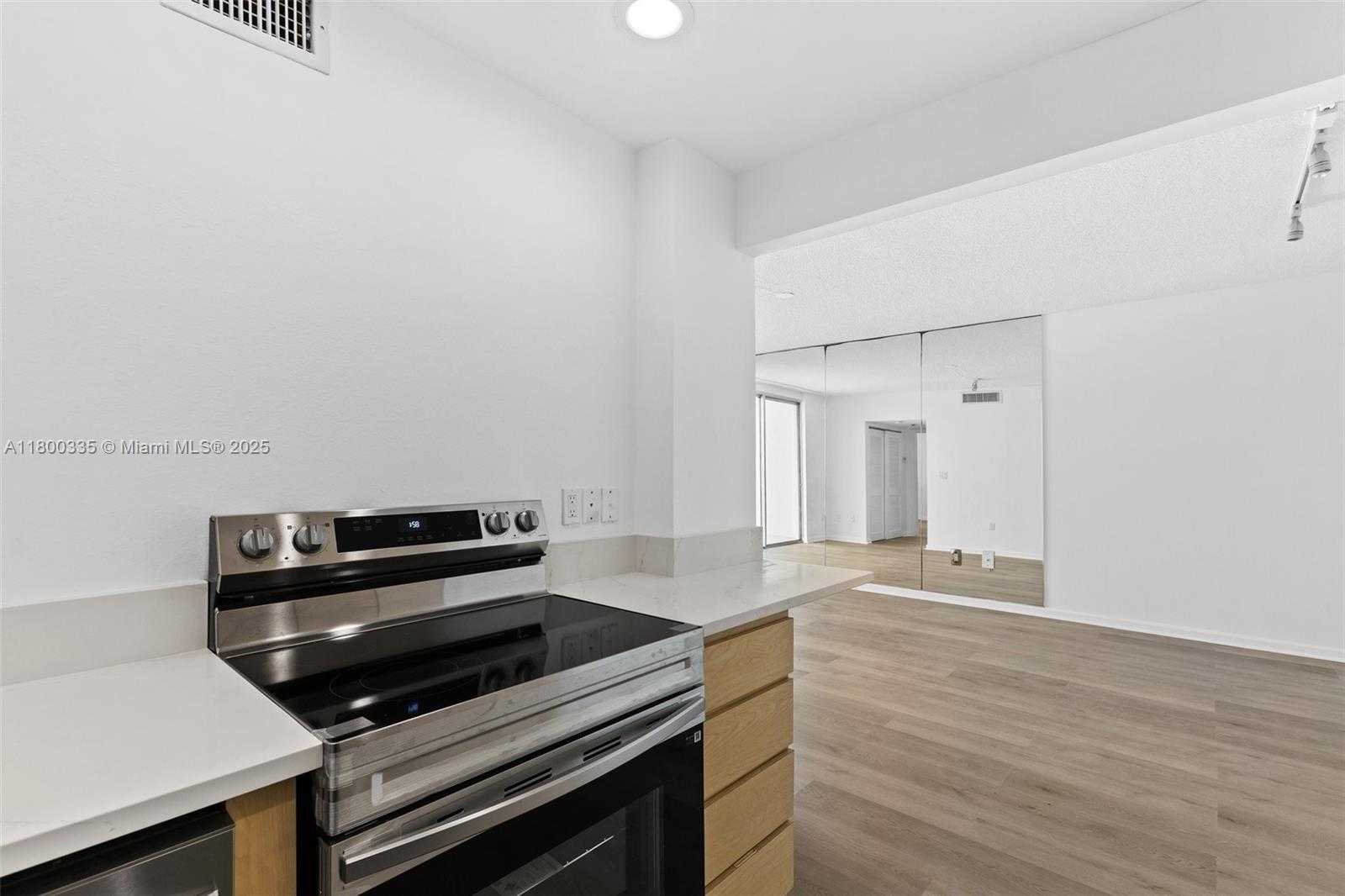 Small Image of 6900 BAY DR #10I, Miami Beach Number 11