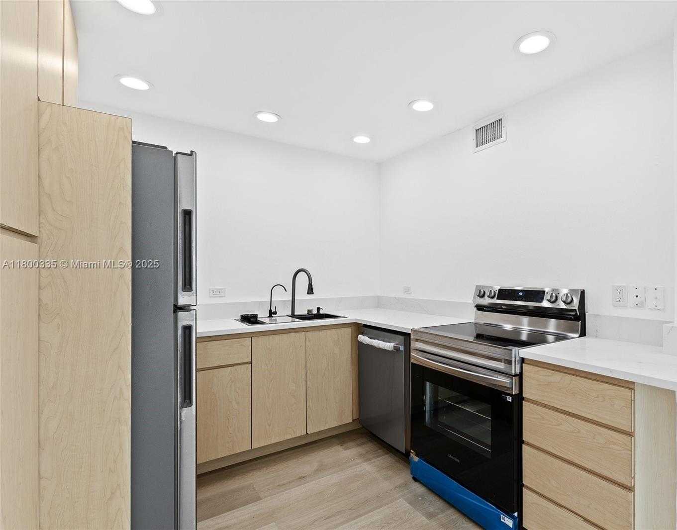 Small Image of 6900 BAY DR #10I, Miami Beach Number 8