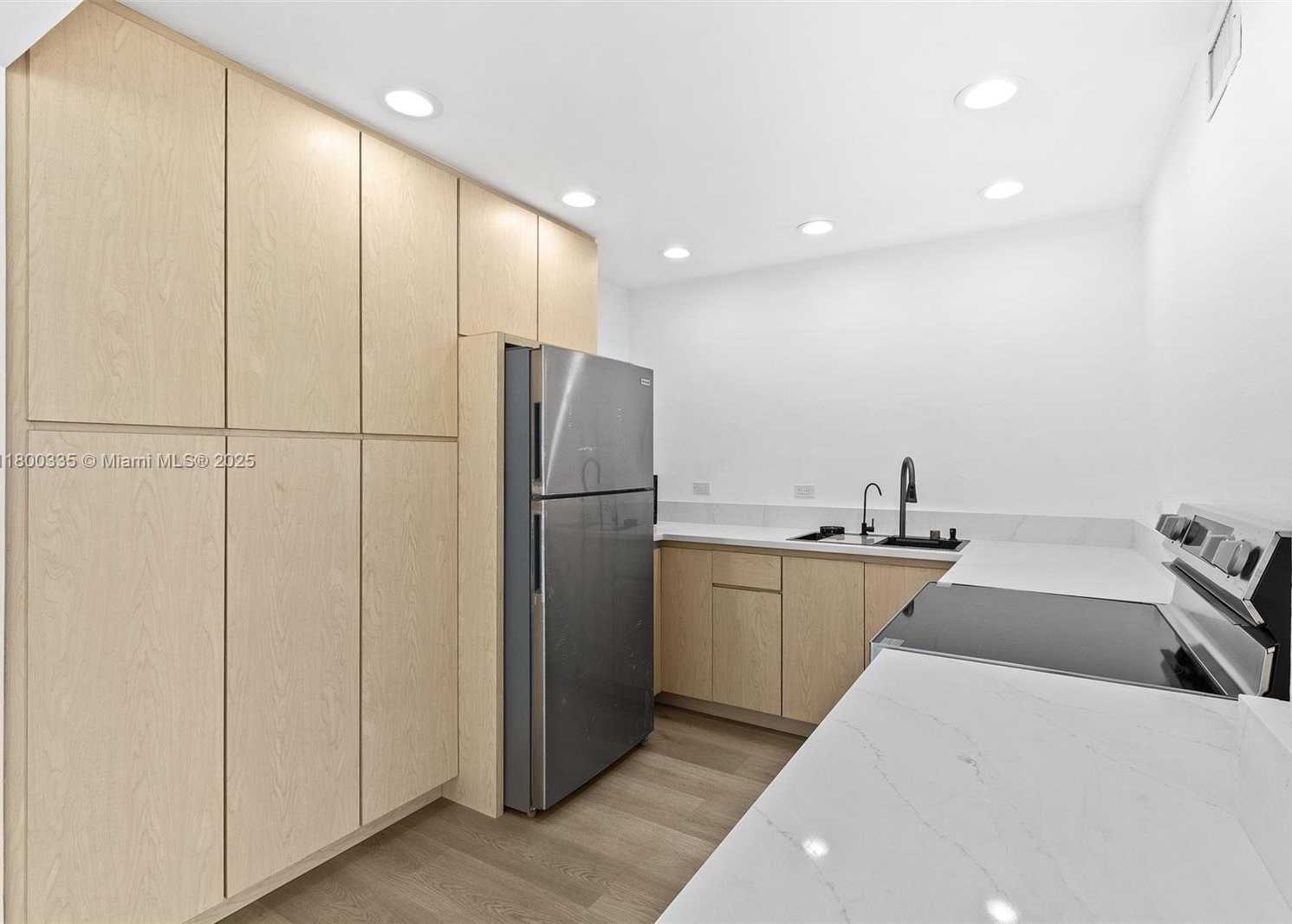 Small Image of 6900 BAY DR #10I, Miami Beach Number 9