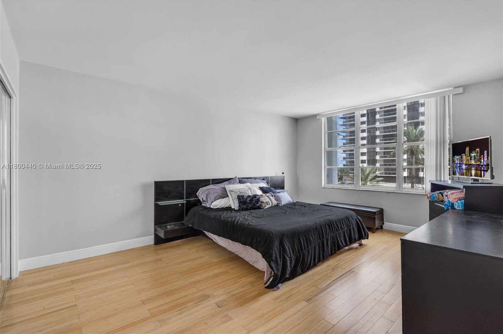 Small Image of 5700 COLLINS AVE #4A, Miami Beach Number 9