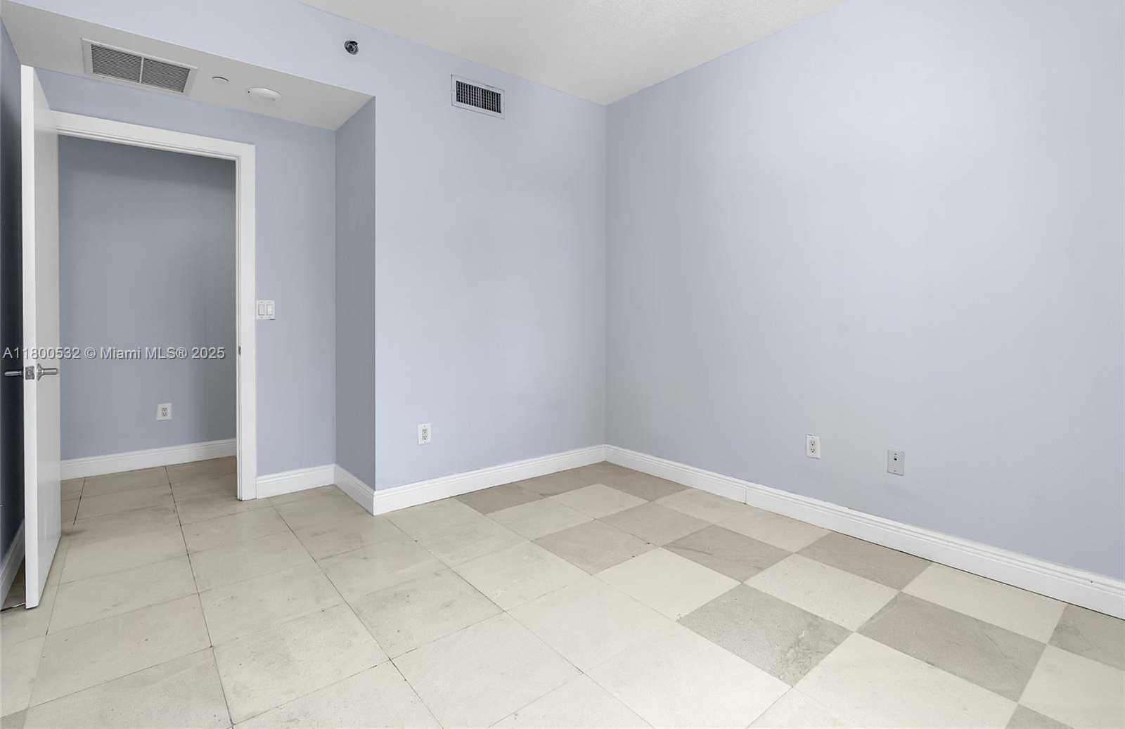 Small Image of 1060 BRICKELL AVE #1811, Miami Number 31