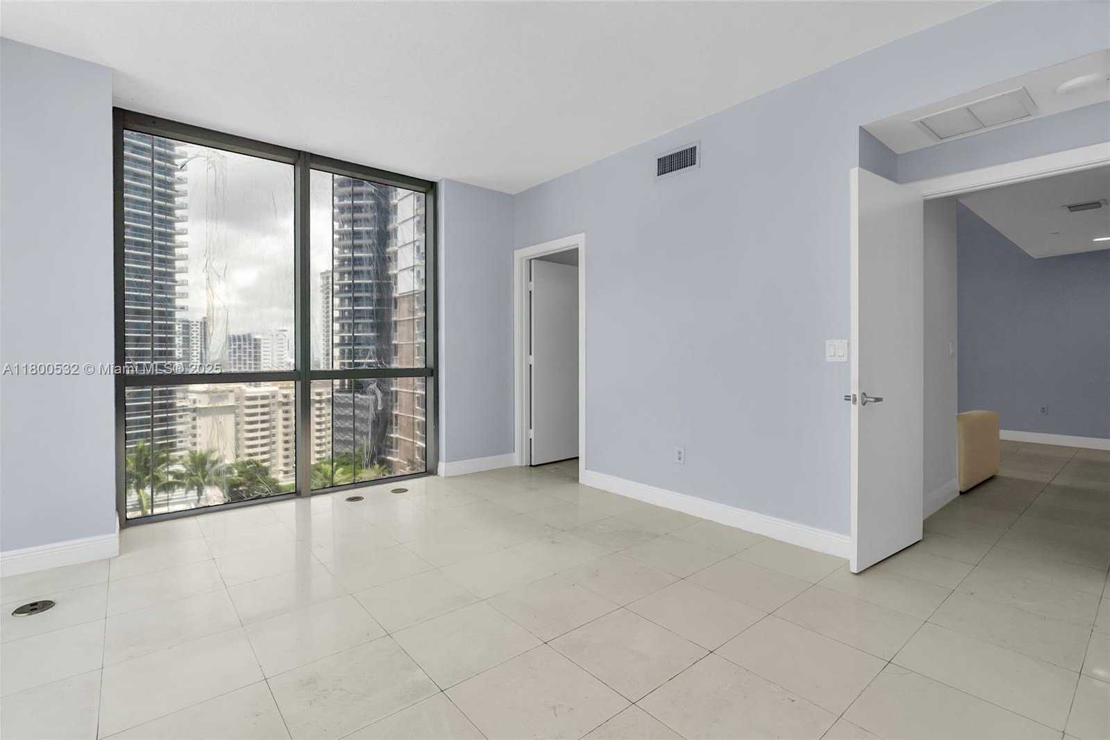 Small Image of 1060 BRICKELL AVE #1811, Miami Number 4