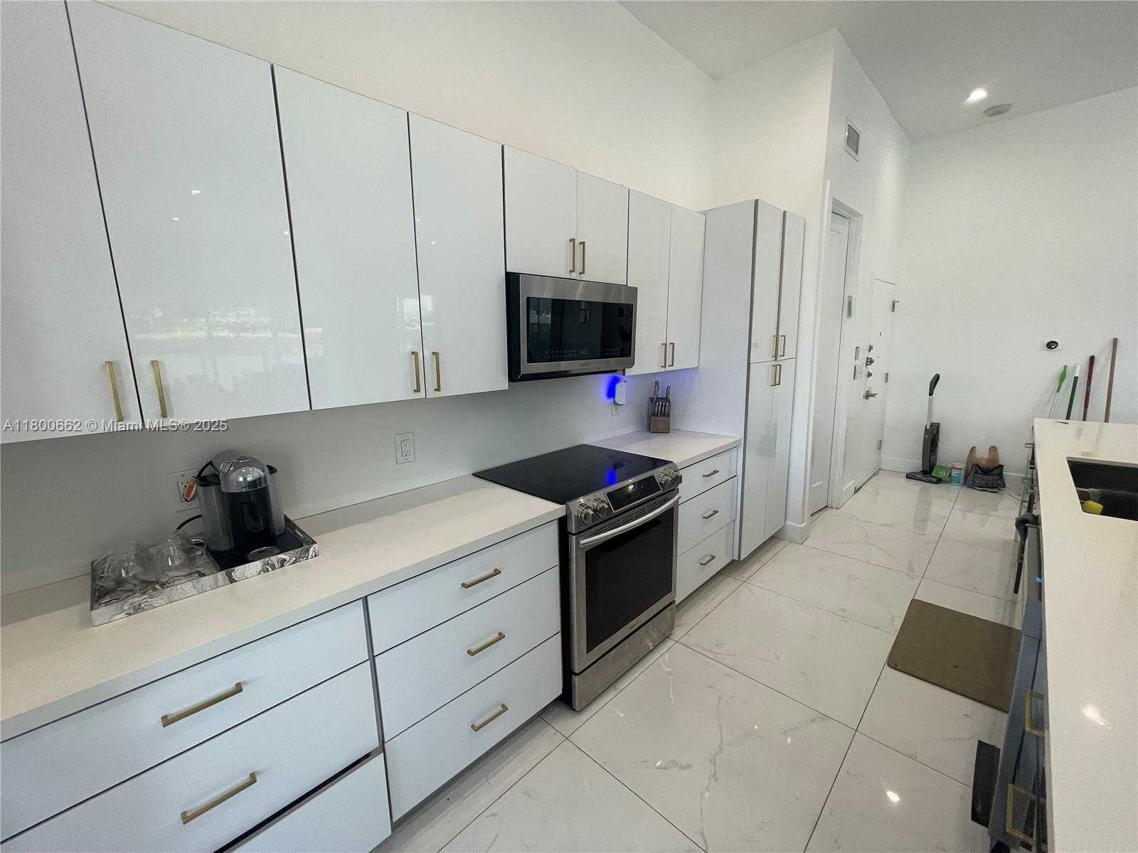 Small Image of 2751 #208N, Hollywood Number 12