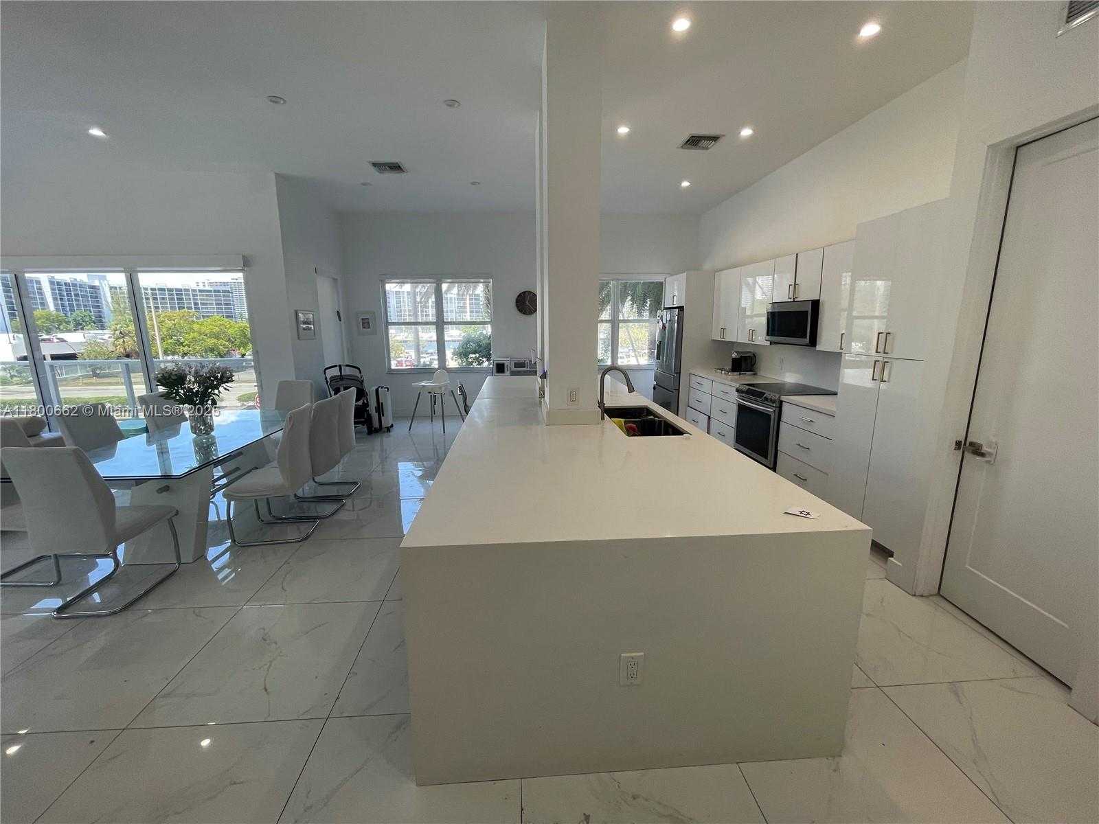 Small Image of 2751 #208N, Hollywood Number 17