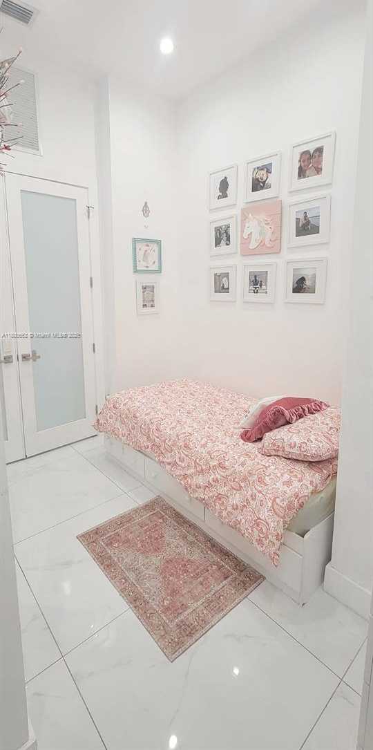 Small Image of 2751 #208N, Hollywood Number 63