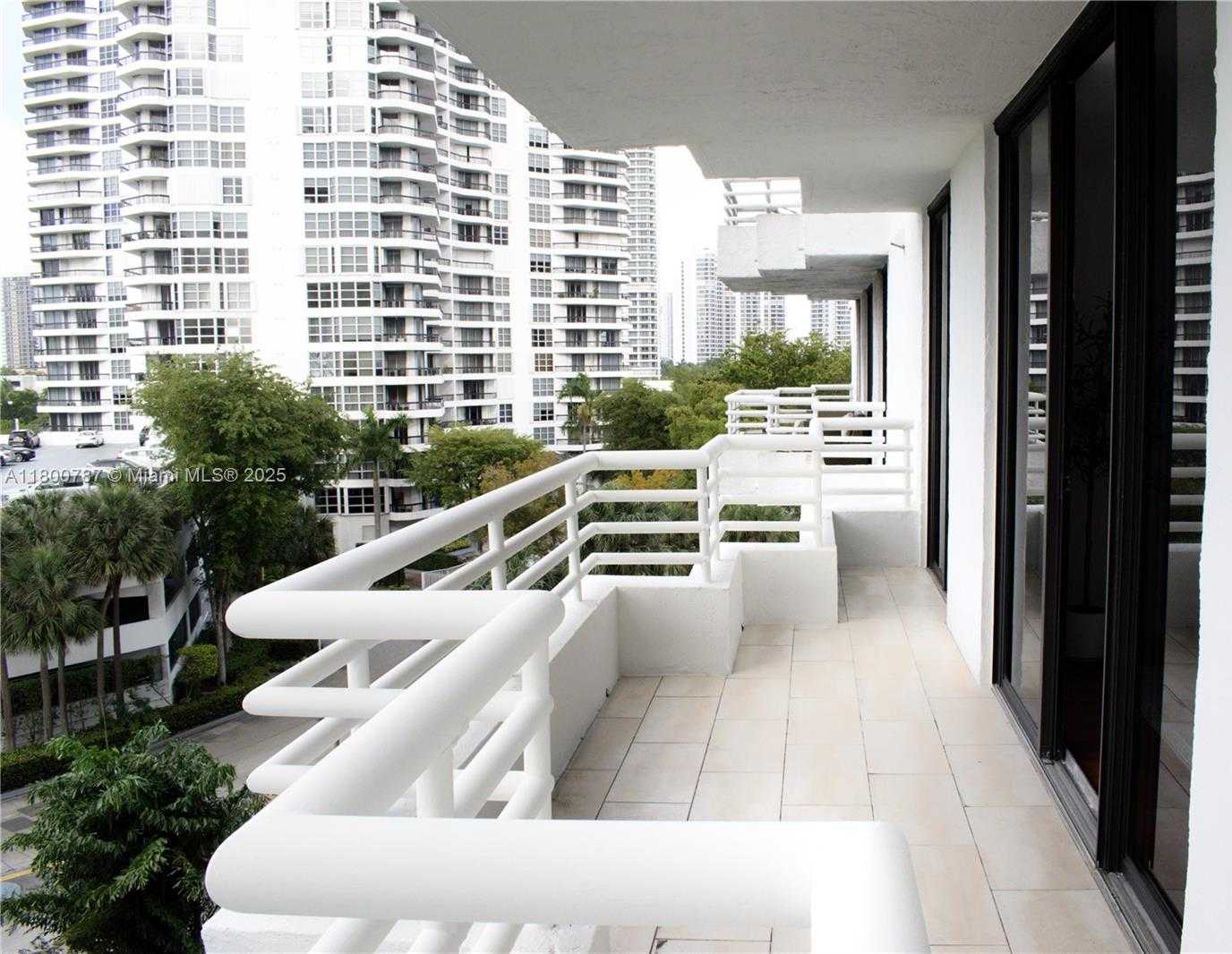 Small Image of 3300 NE 192 St, Aventura, FL 33180, USA Number 14