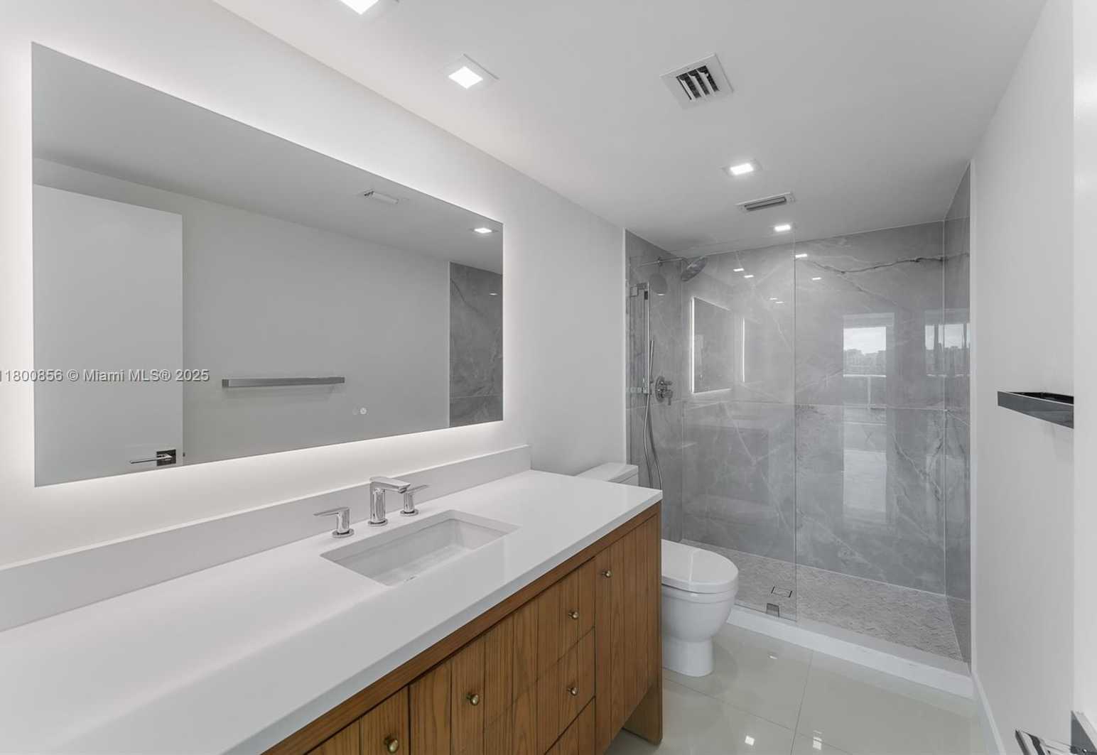 Small Image of 900 BAY DR #904, Miami Beach Number 28
