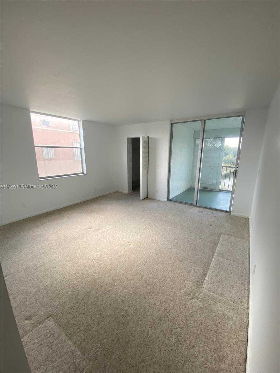 Small Image of 7220 LAKE CIR DR #301, Margate Number 2