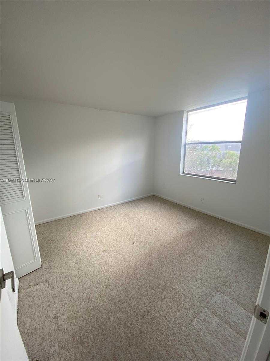 Small Image of 7220 LAKE CIR DR #301, Margate Number 3