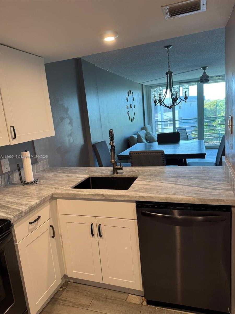 Small Image of 114 ROYAL PARK DR #4H, Oakland Park Number 3