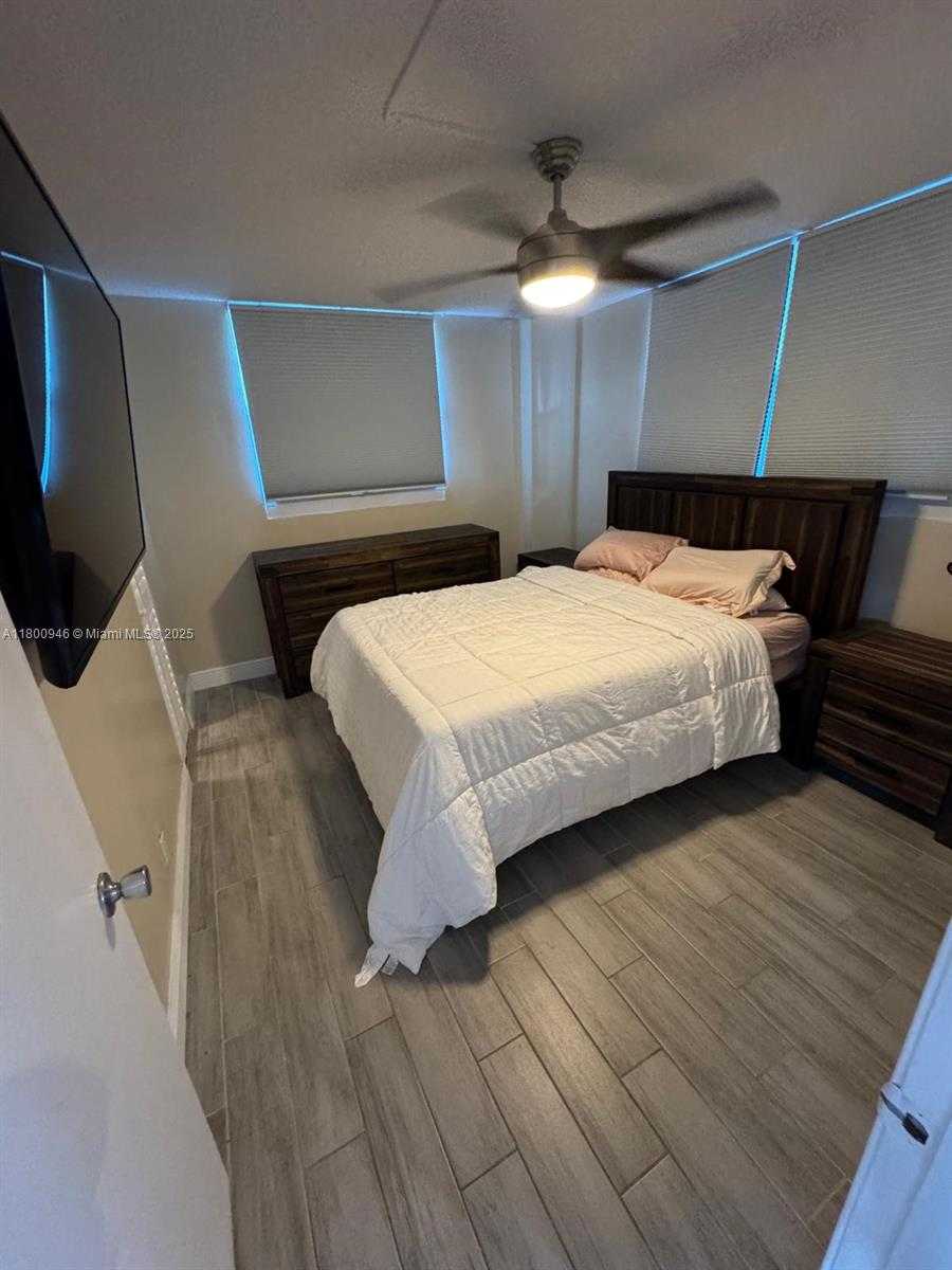 Small Image of 114 ROYAL PARK DR #4H, Oakland Park Number 4