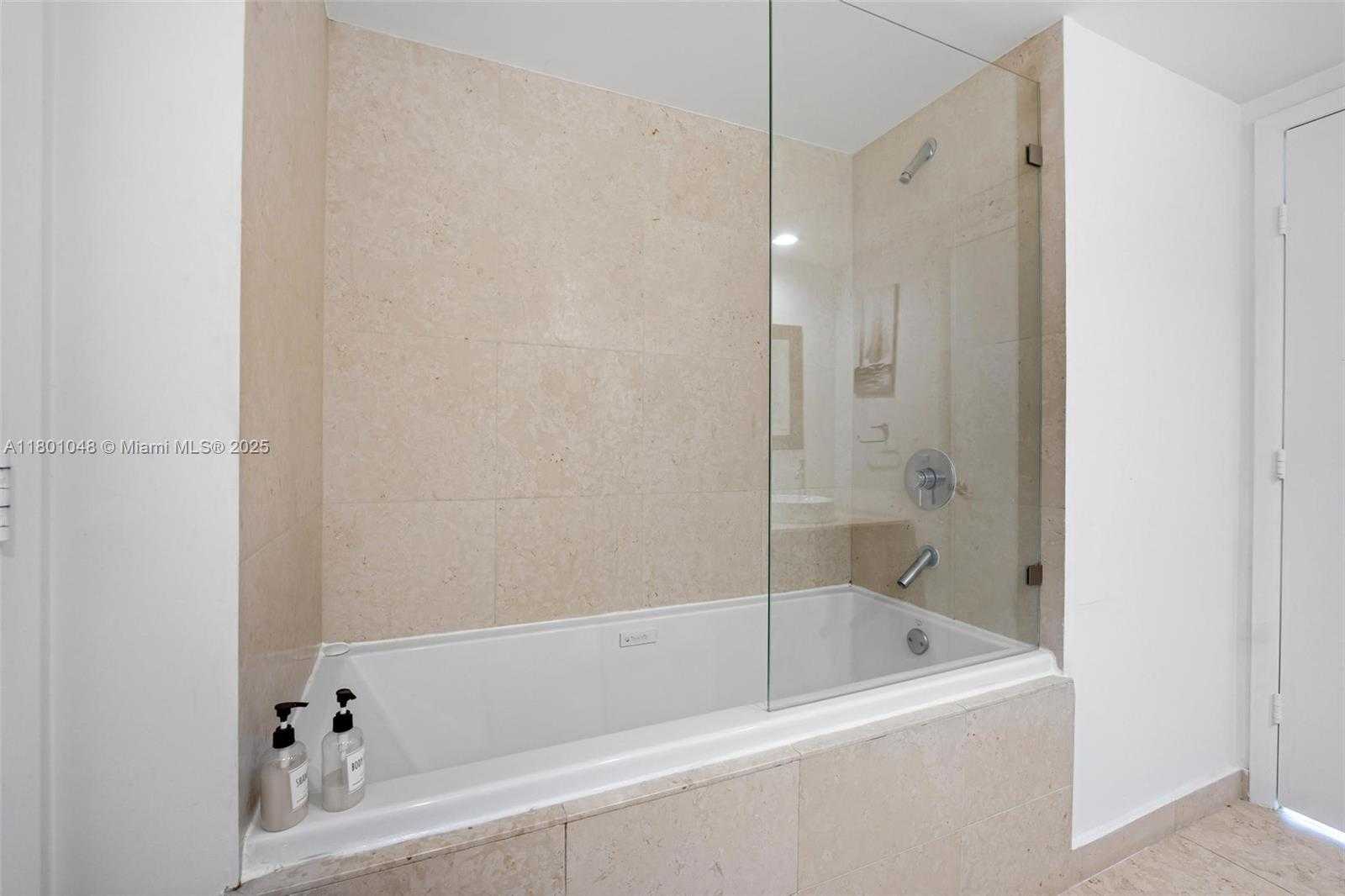 Small Image of 485 BRICKELL AVE #1609, Miami Number 12