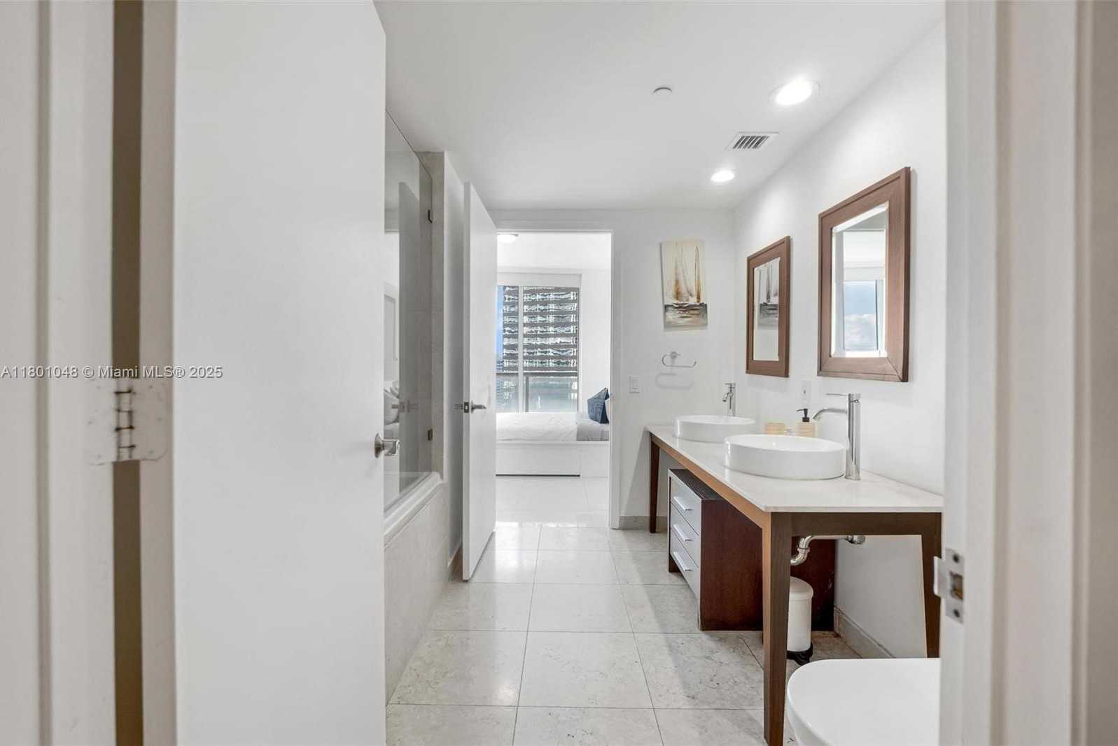 Small Image of 485 BRICKELL AVE #1609, Miami Number 15