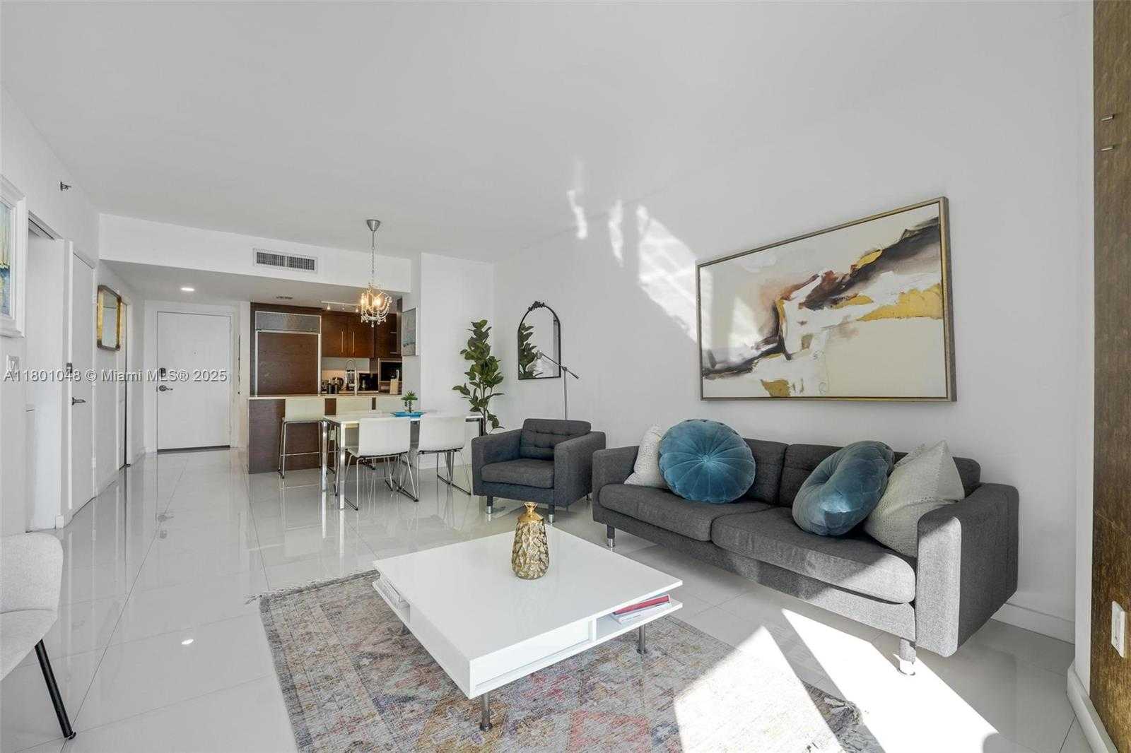 Small Image of 485 BRICKELL AVE #1609, Miami Number 3