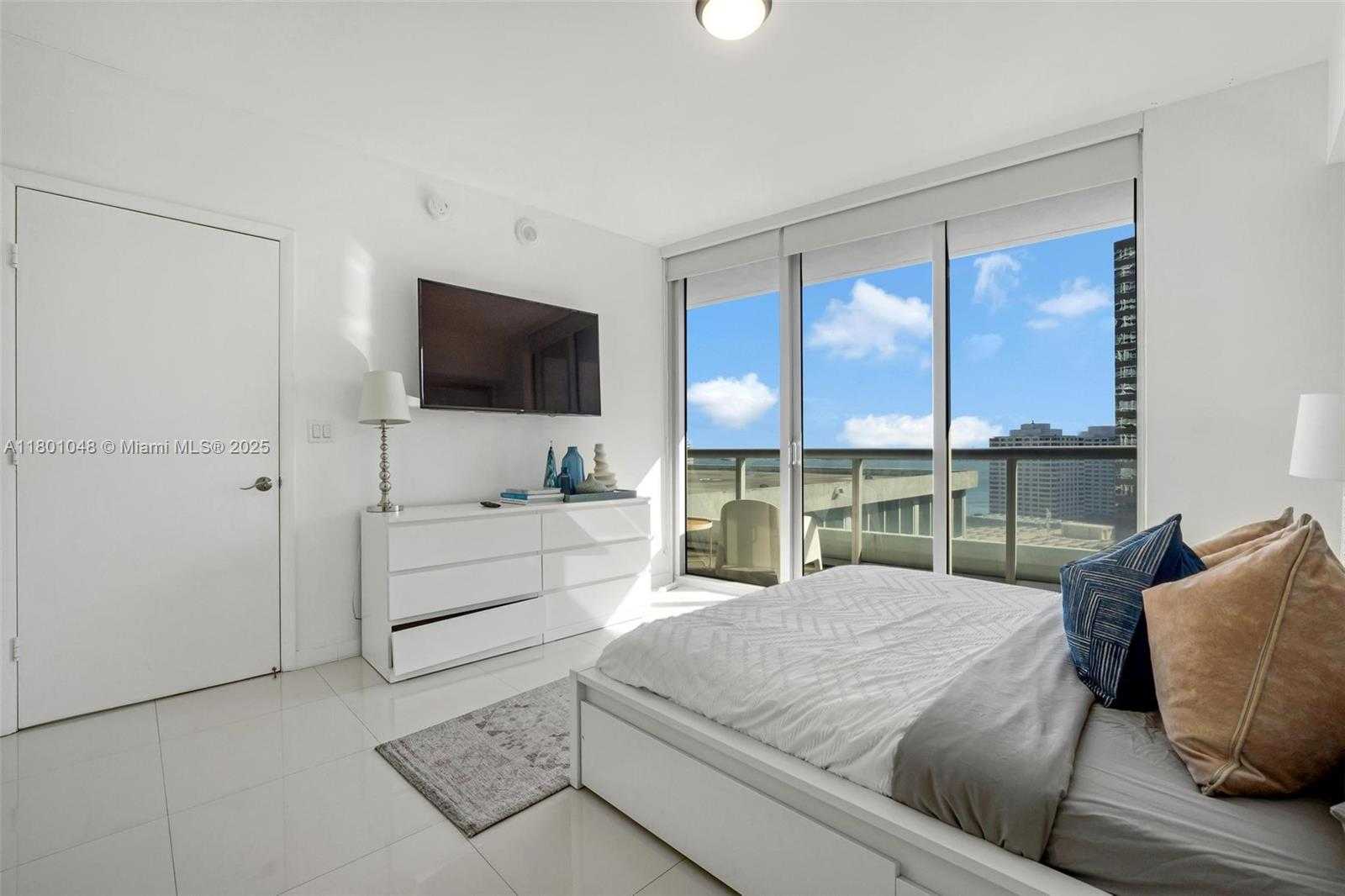 Small Image of 485 BRICKELL AVE #1609, Miami Number 9