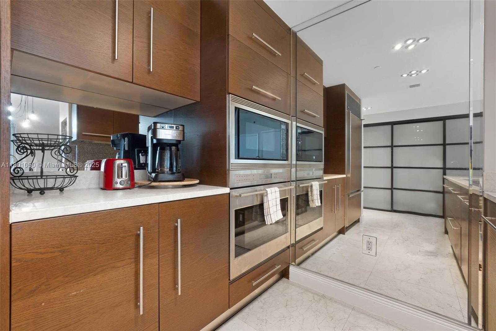 Small Image of 485 BRICKELL AVE #1909, Miami Number 4