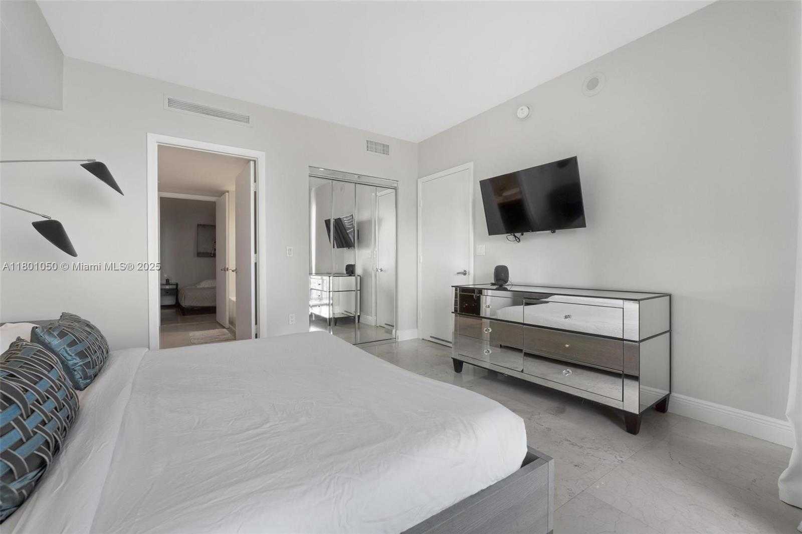 Small Image of 485 BRICKELL AVE #1909, Miami Number 7