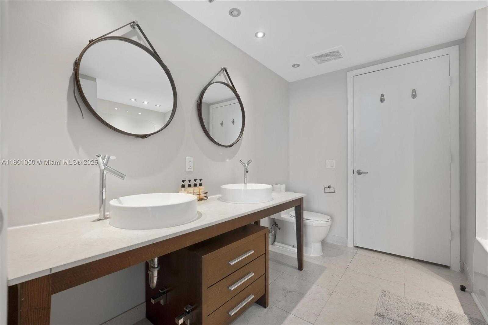 Small Image of 485 BRICKELL AVE #1909, Miami Number 8