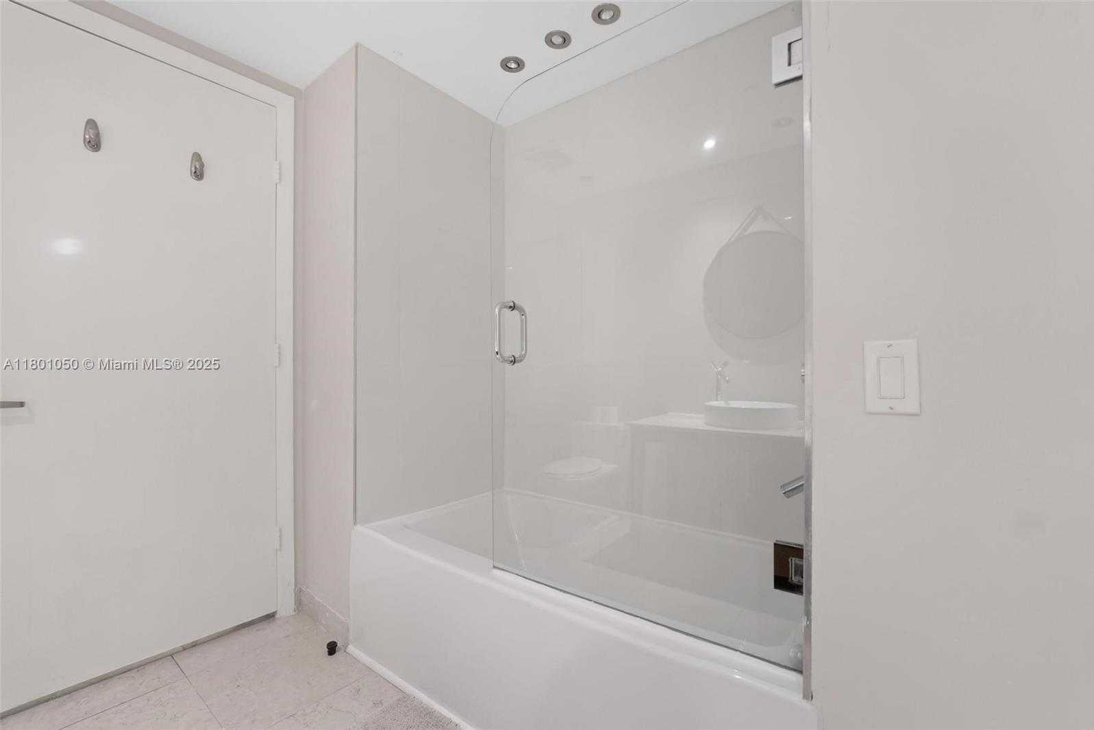 Small Image of 485 BRICKELL AVE #1909, Miami Number 9