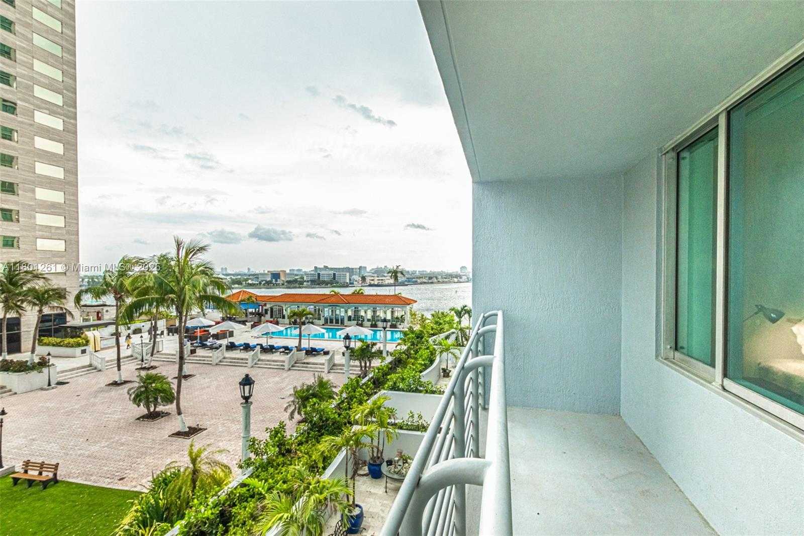 Small Image of 335 Biscayne Blvd, Miami, FL 33132, USA Number 2