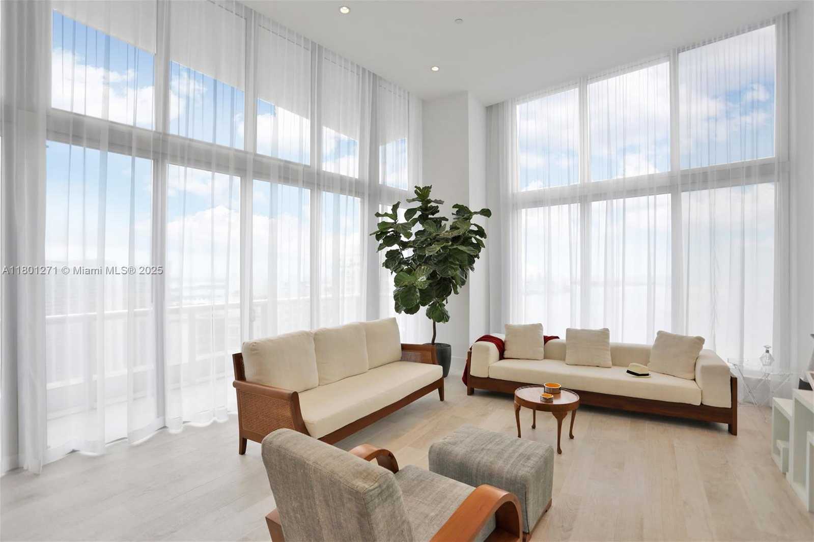 Small Image of 495 BRICKELL AVE #4102, Miami Number 3