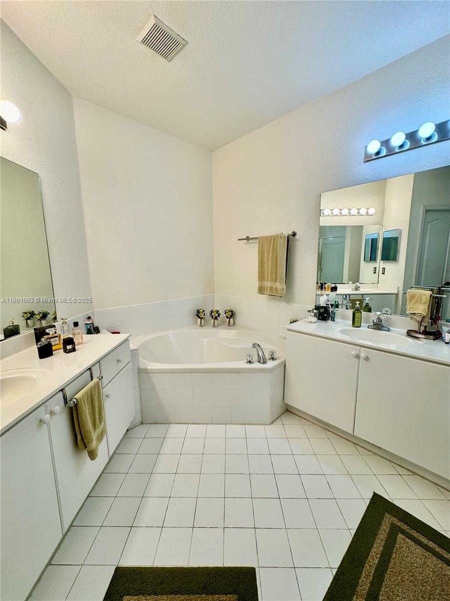 Small Image of 11226 NORTH WEST 75TH TER #., Doral Number 18