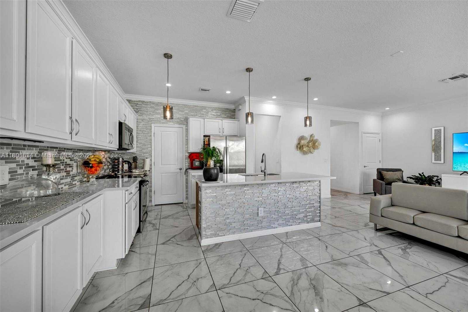 Small Image of 1083 EUCALYPTUS DR, Hollywood Number 10