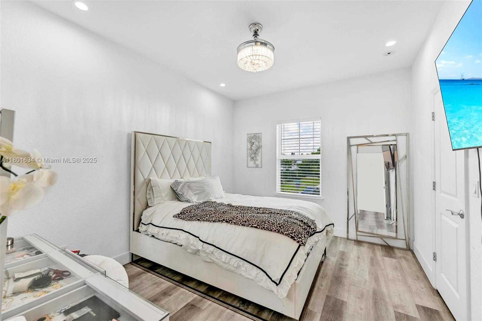 Small Image of 1083 EUCALYPTUS DR, Hollywood Number 11