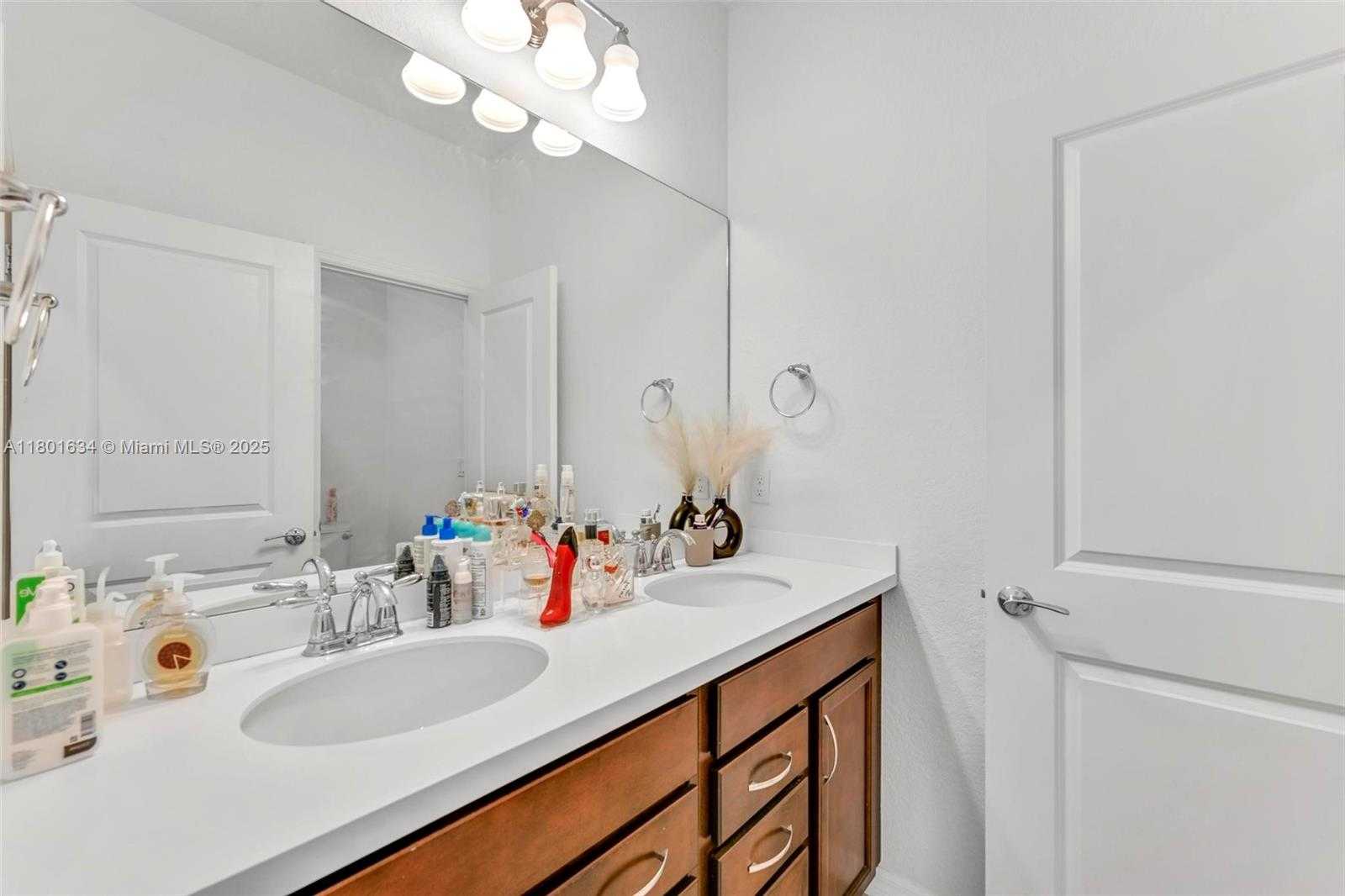 Small Image of 1083 EUCALYPTUS DR, Hollywood Number 15