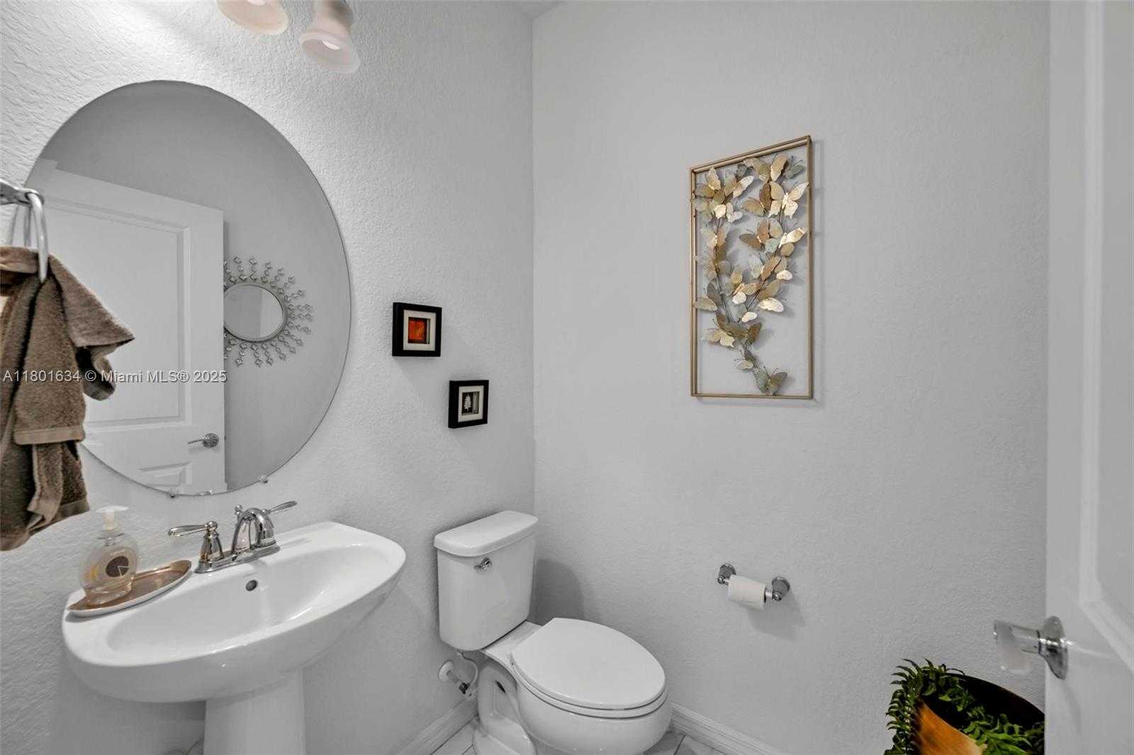 Small Image of 1083 EUCALYPTUS DR, Hollywood Number 19