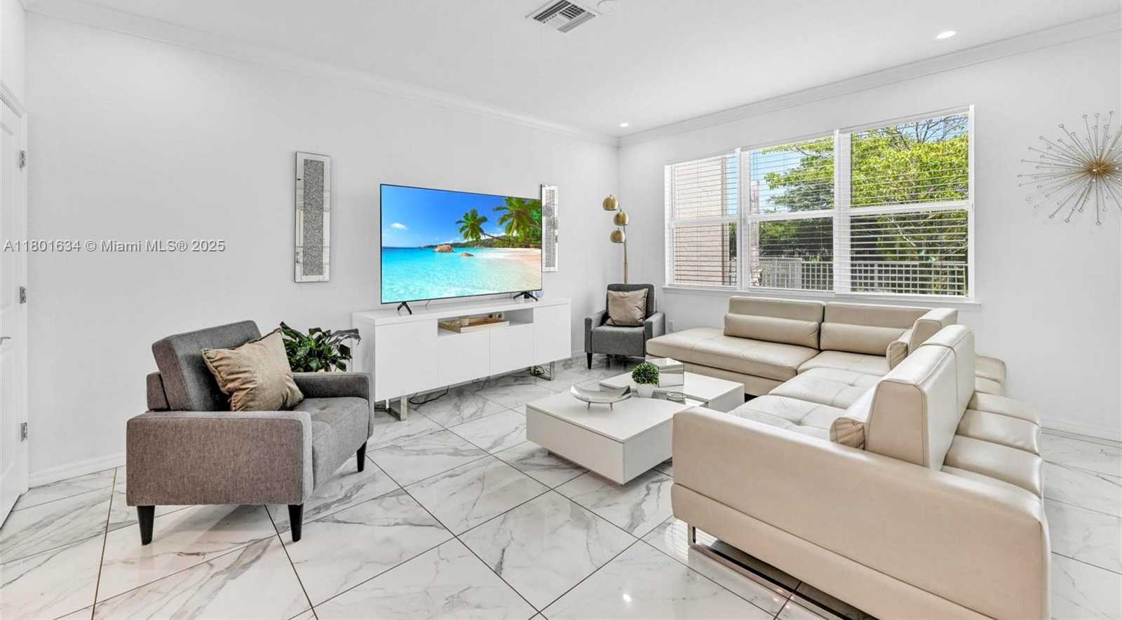 Small Image of 1083 EUCALYPTUS DR, Hollywood Number 2