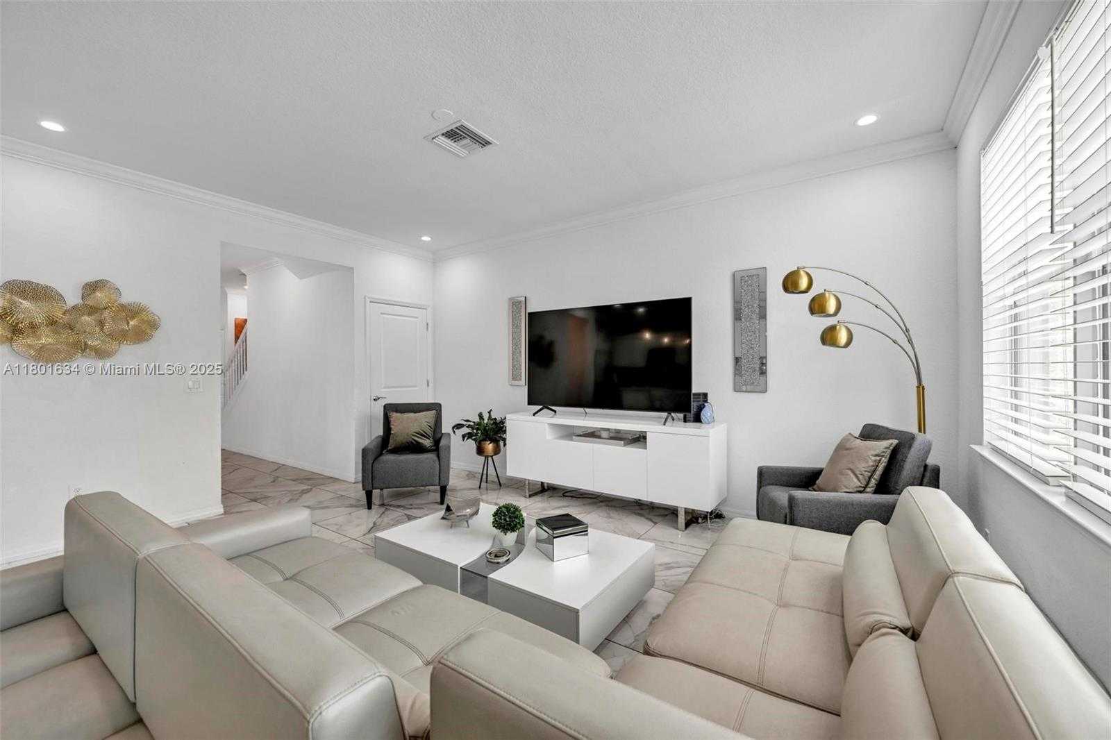 Small Image of 1083 EUCALYPTUS DR, Hollywood Number 3