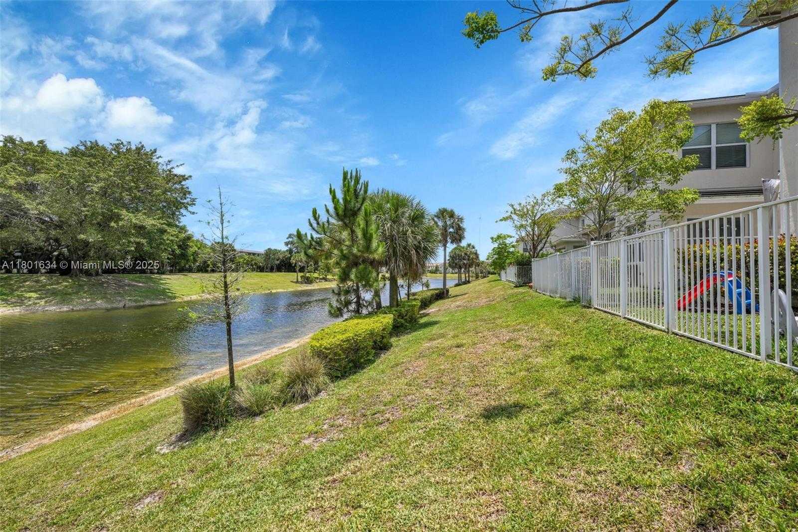 Small Image of 1083 EUCALYPTUS DR, Hollywood Number 35