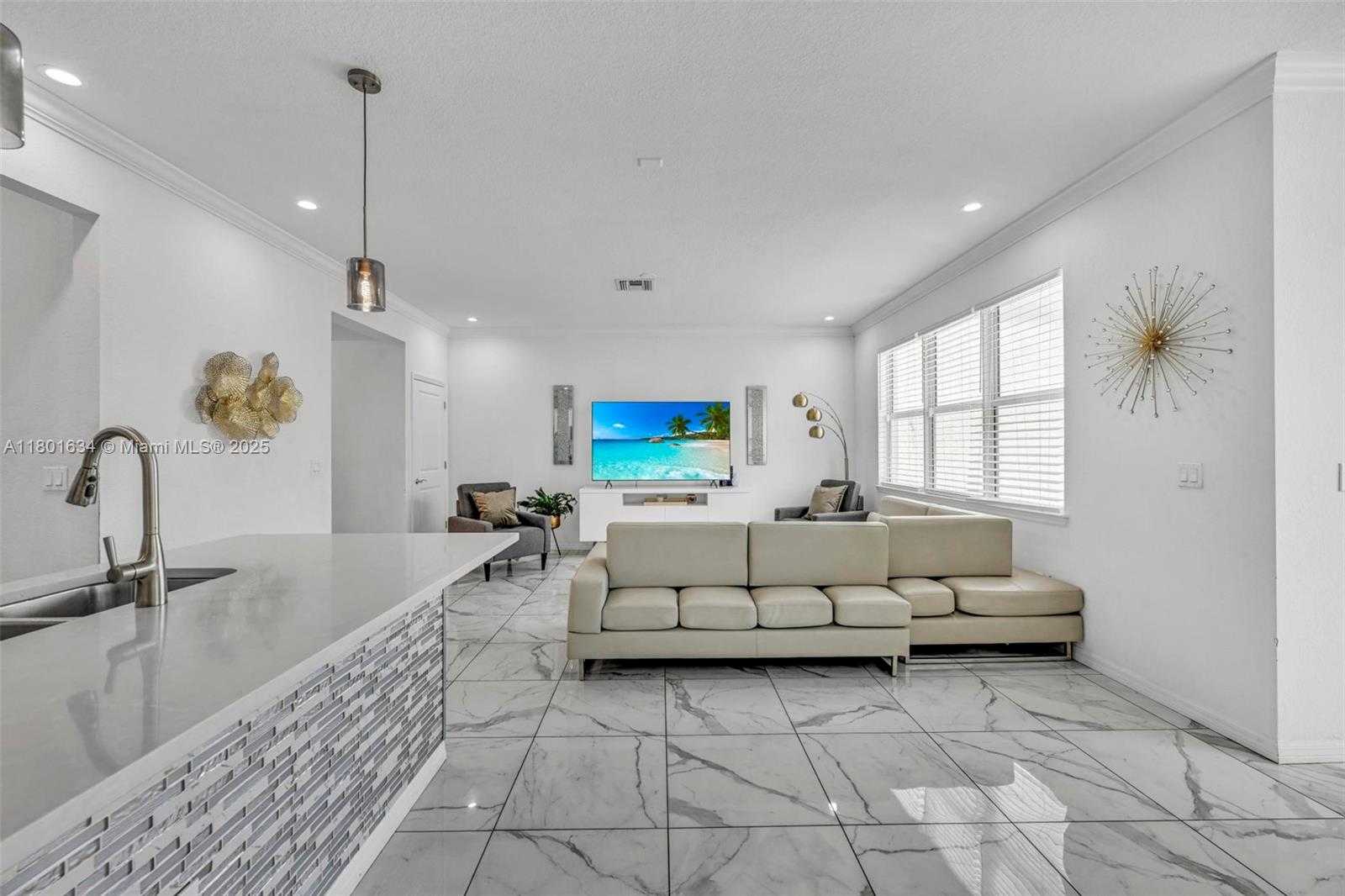 Small Image of 1083 EUCALYPTUS DR, Hollywood Number 4