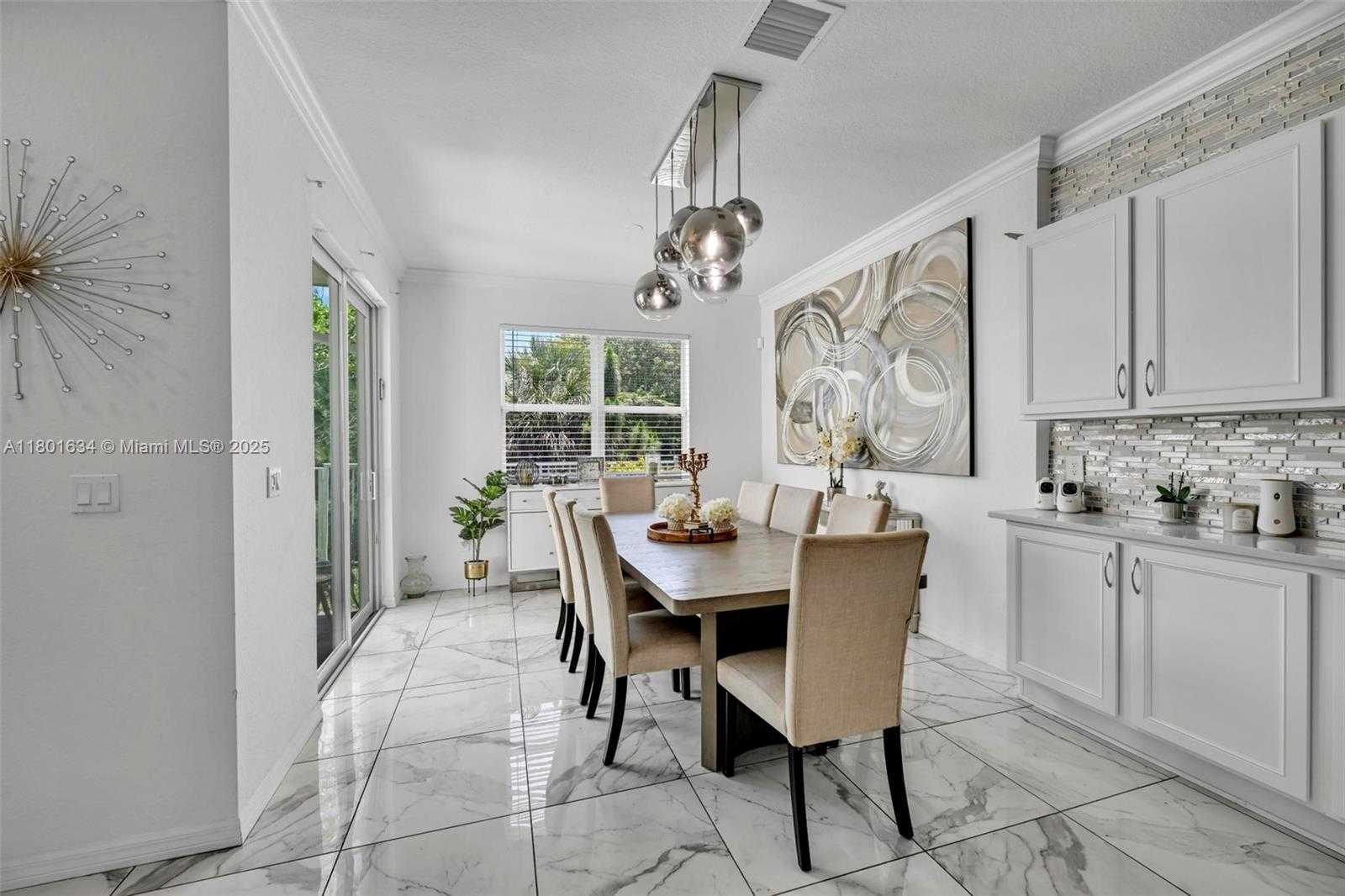 Small Image of 1083 EUCALYPTUS DR, Hollywood Number 5