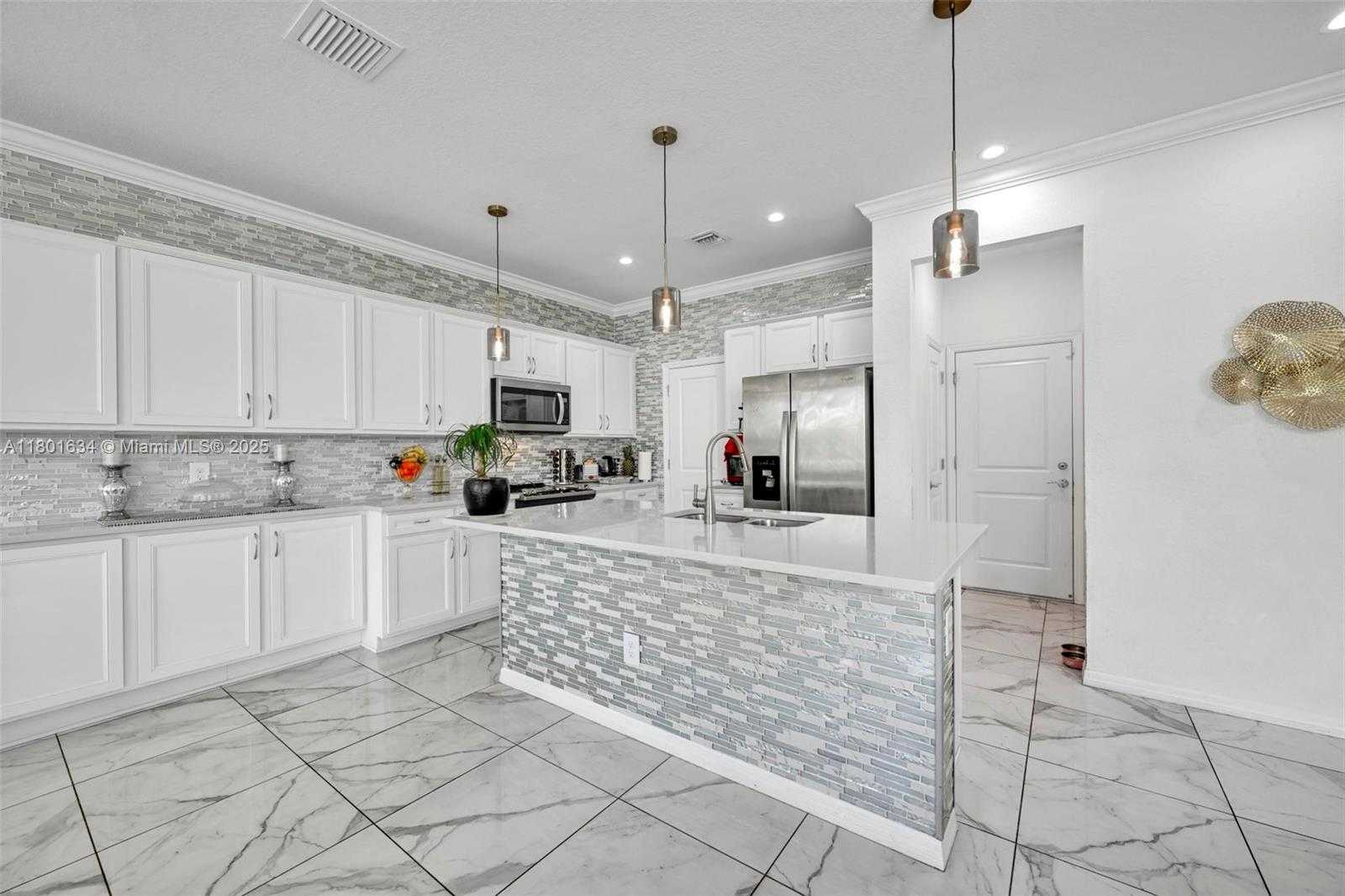 Small Image of 1083 EUCALYPTUS DR, Hollywood Number 7