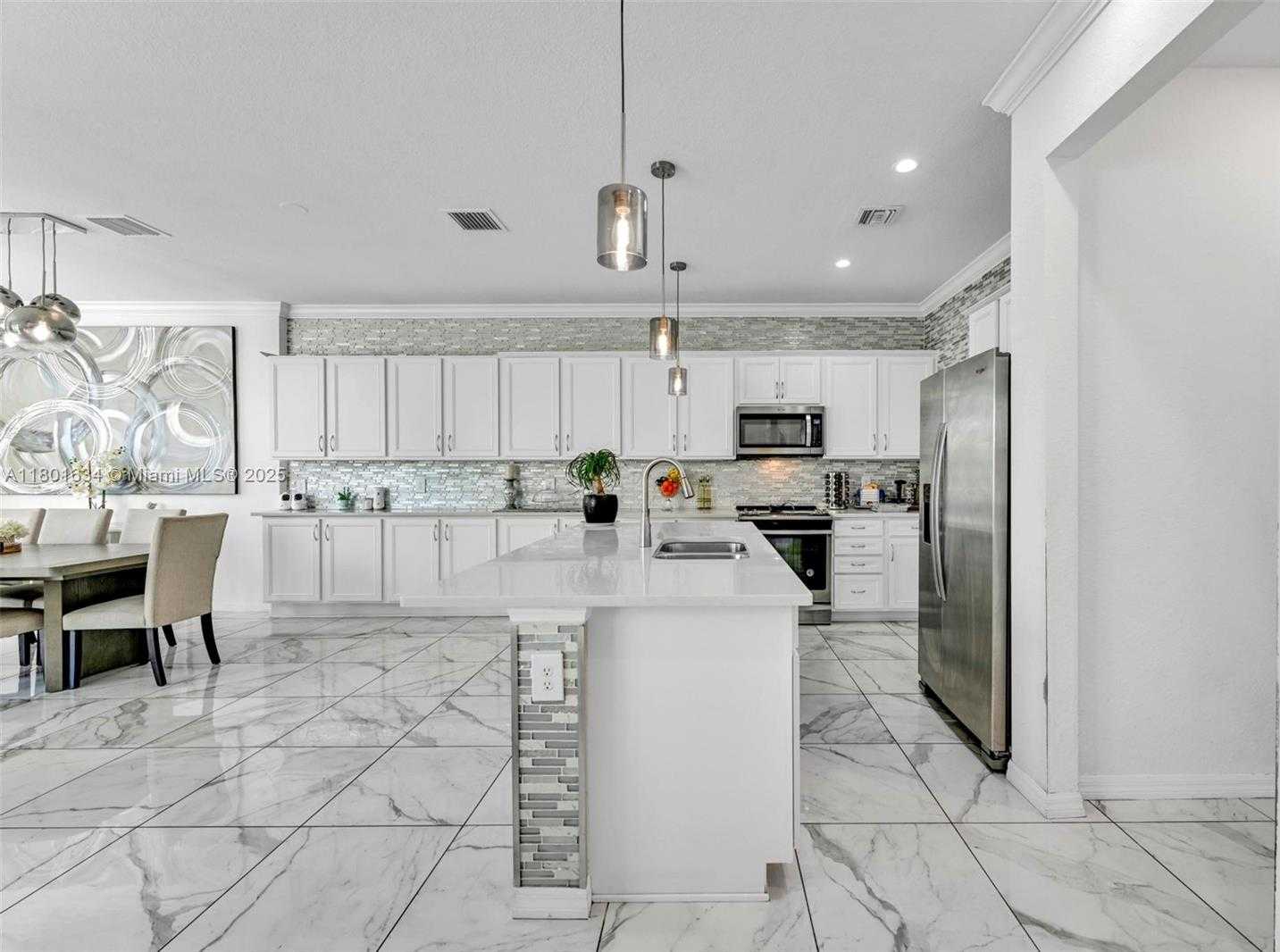 Small Image of 1083 EUCALYPTUS DR, Hollywood Number 8