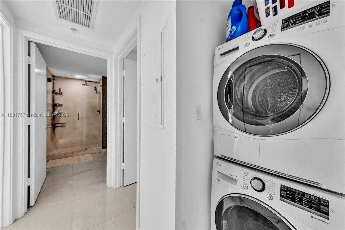 Small Image of 335 SOUTH BISCAYNE BLVD #4000, Miami Number 24