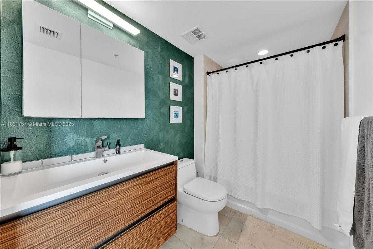 Small Image of 335 SOUTH BISCAYNE BLVD #4000, Miami Number 25