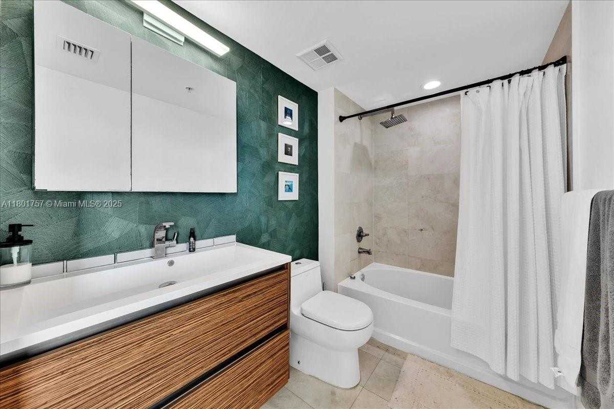 Small Image of 335 SOUTH BISCAYNE BLVD #4000, Miami Number 26
