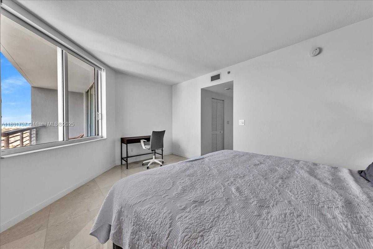 Small Image of 335 SOUTH BISCAYNE BLVD #4000, Miami Number 29