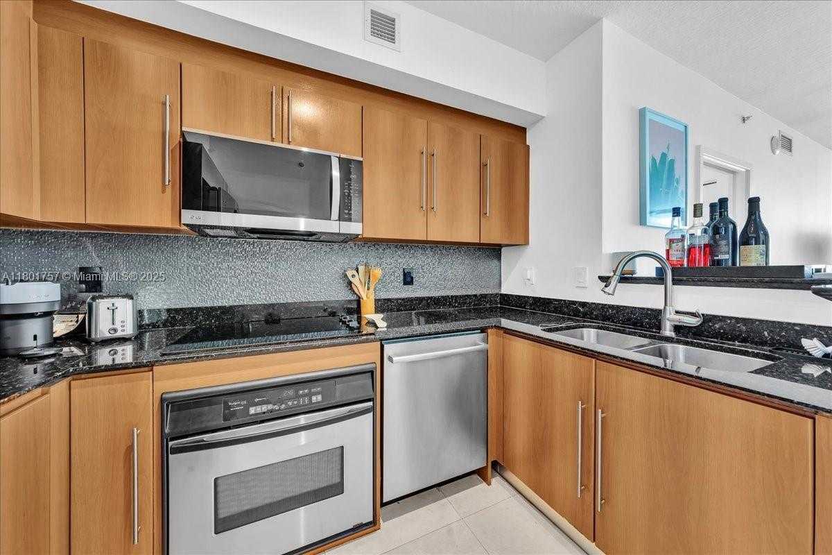 Small Image of 335 SOUTH BISCAYNE BLVD #4000, Miami Number 6