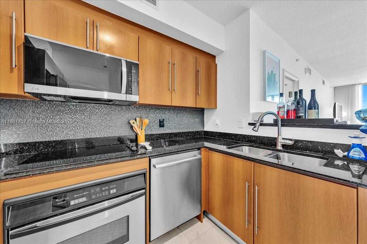 Small Image of 335 SOUTH BISCAYNE BLVD #4000, Miami Number 7