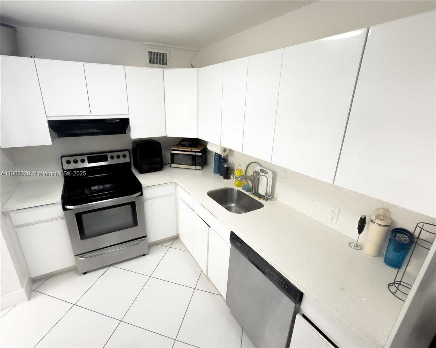 Small Image of 100 BAYVIEW DR #224, Sunny Isles Beach Number 10