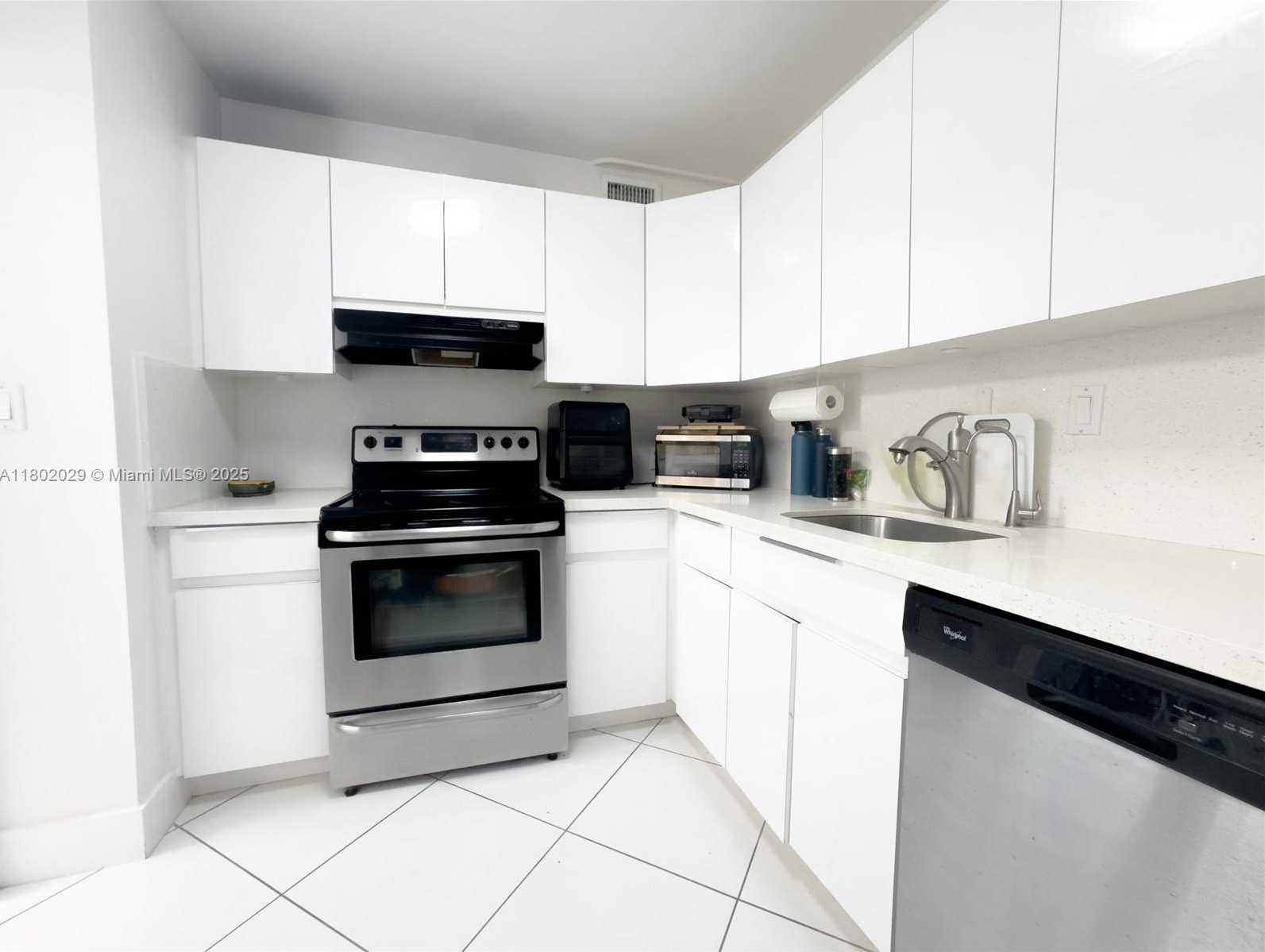 Small Image of 100 BAYVIEW DR #224, Sunny Isles Beach Number 11