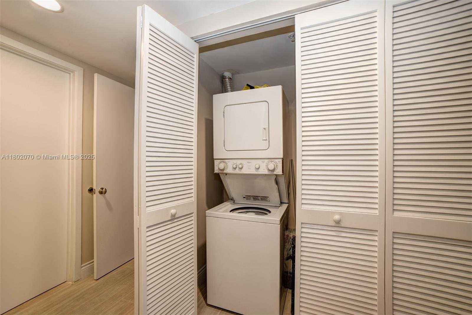 Small Image of 3540 MAIN HWY #203, Coconut Grove Number 15