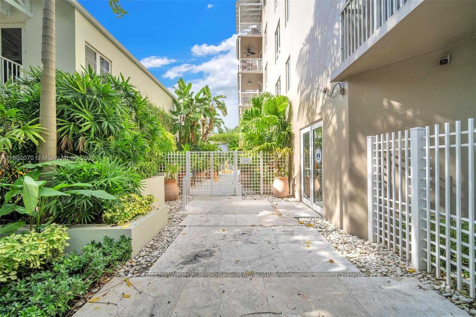 Small Image of 3540 MAIN HWY #203, Coconut Grove Number 24