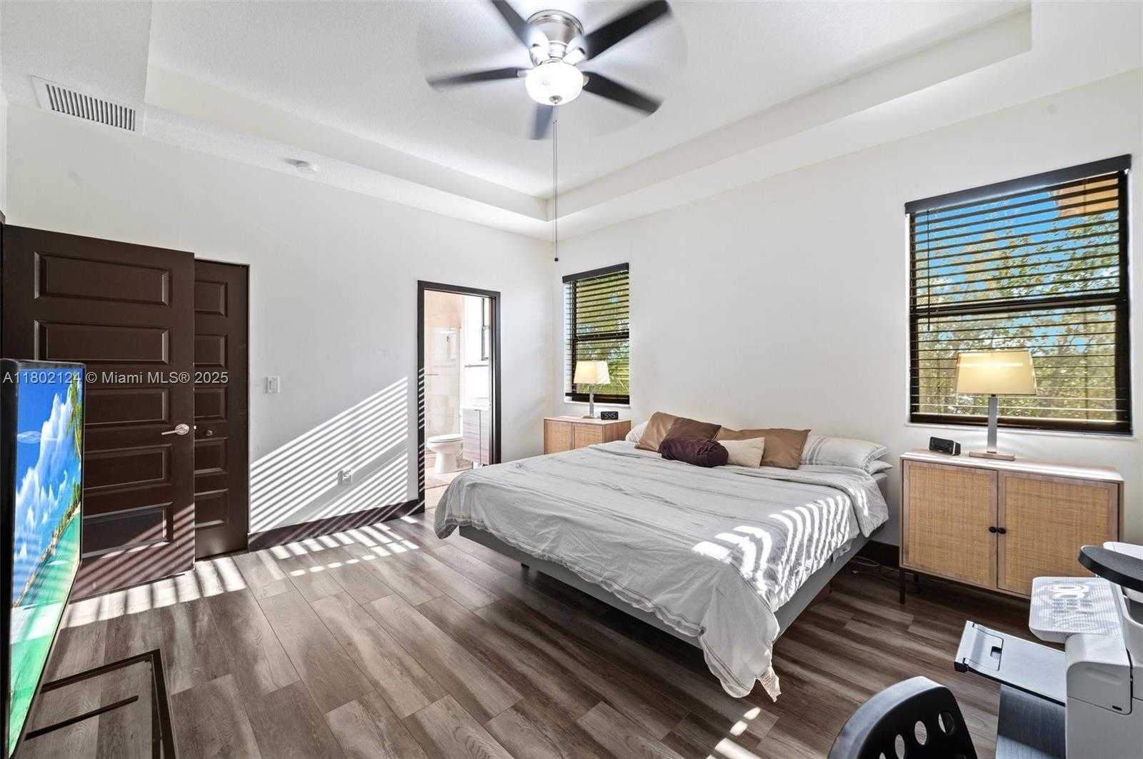 Small Image of 15776 NW 91st Ct, Miami Lakes, FL 33016, USA Number 21