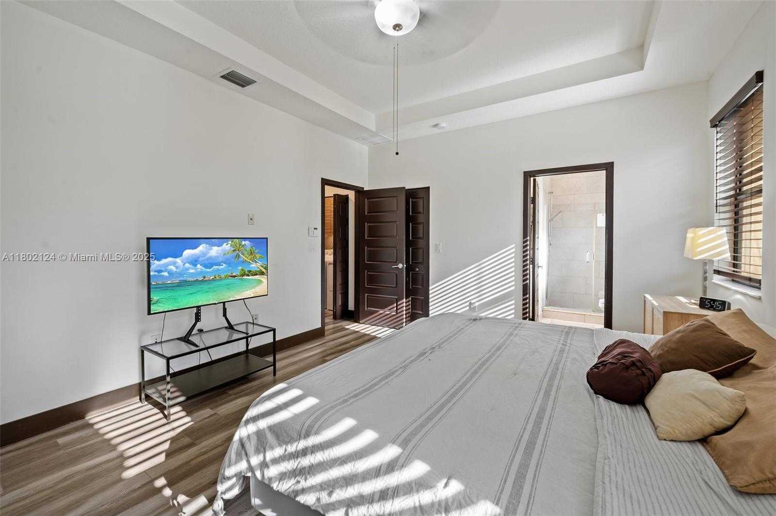 Small Image of 15776 NW 91st Ct, Miami Lakes, FL 33016, USA Number 23